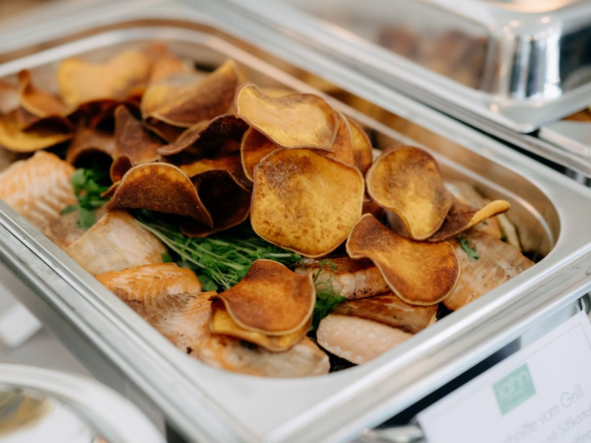 Vielfältige Auswahl für Ihr Catering Buffet mit warmen Speisen und knusprigen Beilagen beim Catering von Jahn am Kellerplatz