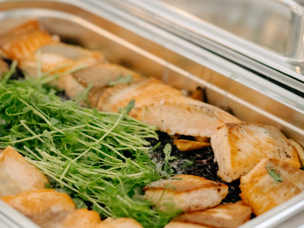 Fischgerichte und frische Zutaten Fischgericht mit frischen Kräutern auf einem Catering-Buffet in Purbach