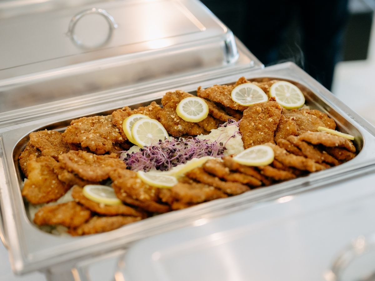 Beliebte Klassiker für jeden Anlass Schnitzel und klassische Speisen auf einem Catering-Buffet von Jahn am Kellerplatz