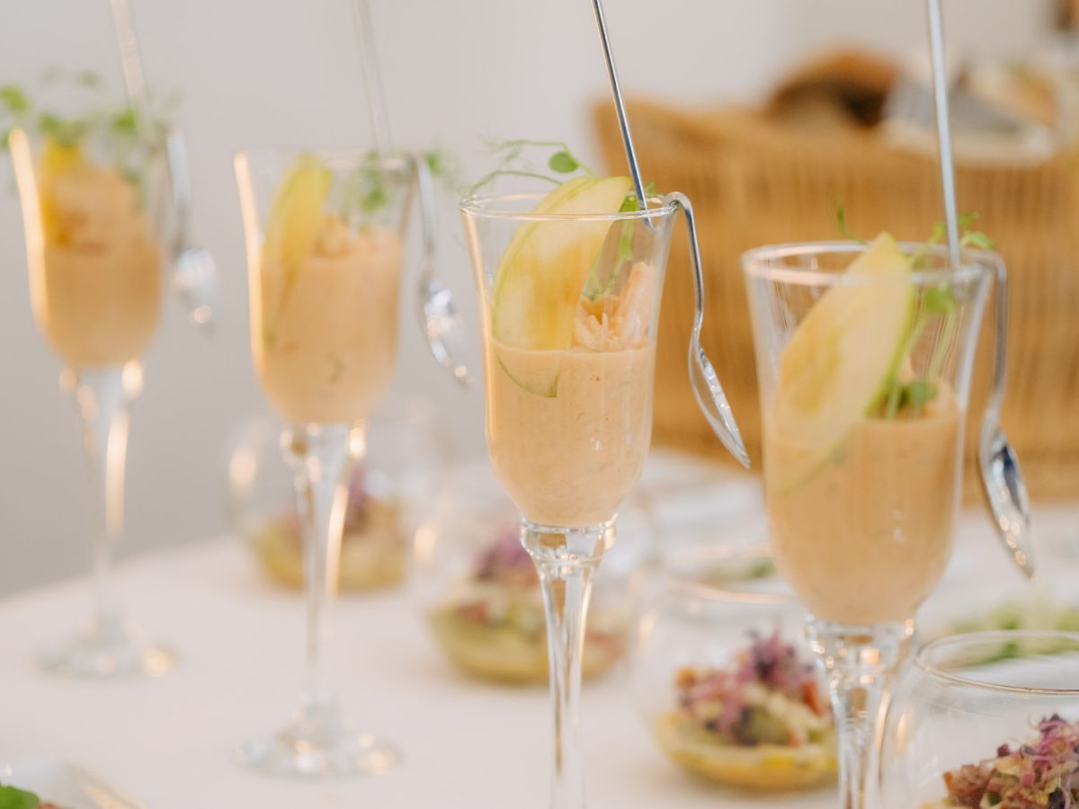 Professionell umgesetztes Catering Stilvoll angerichtete Catering-Spezialitäten für Veranstaltungen und Feiern