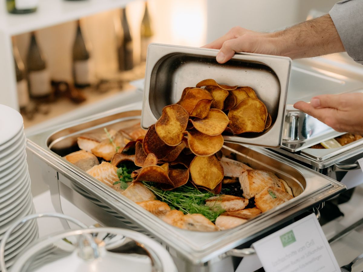 Vielfältige Auswahl für Ihr Catering Buffet mit frisch zubereiteten Speisen beim Catering von Jahn am Kellerplatz