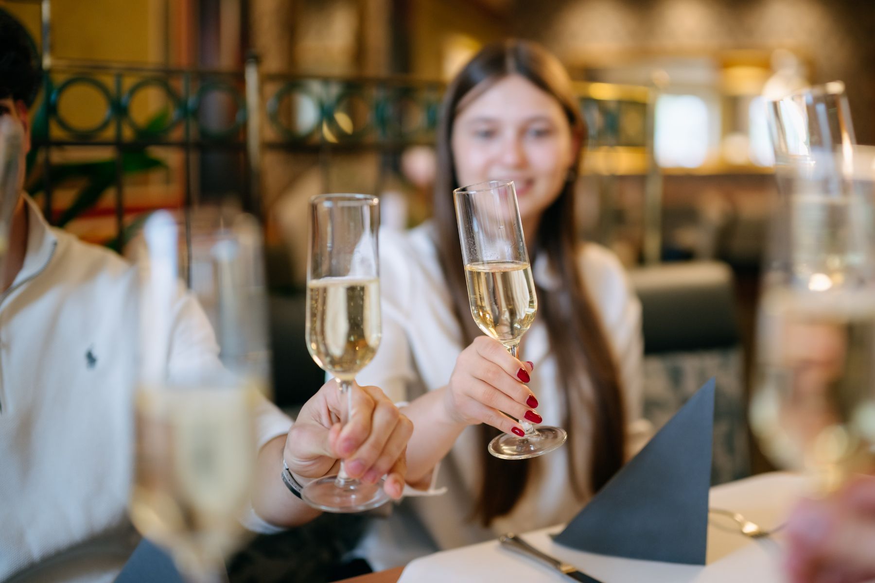 Gäste stoßen bei einer Feier im Restaurant Jahn am Kellerplatz in Purbach mit Sekt an
