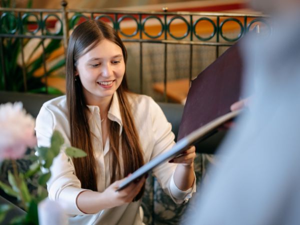Zeit für gute Entscheidungen Gast beim Durchsehen der Speisekarte im Restaurant Jahn am Kellerplatz