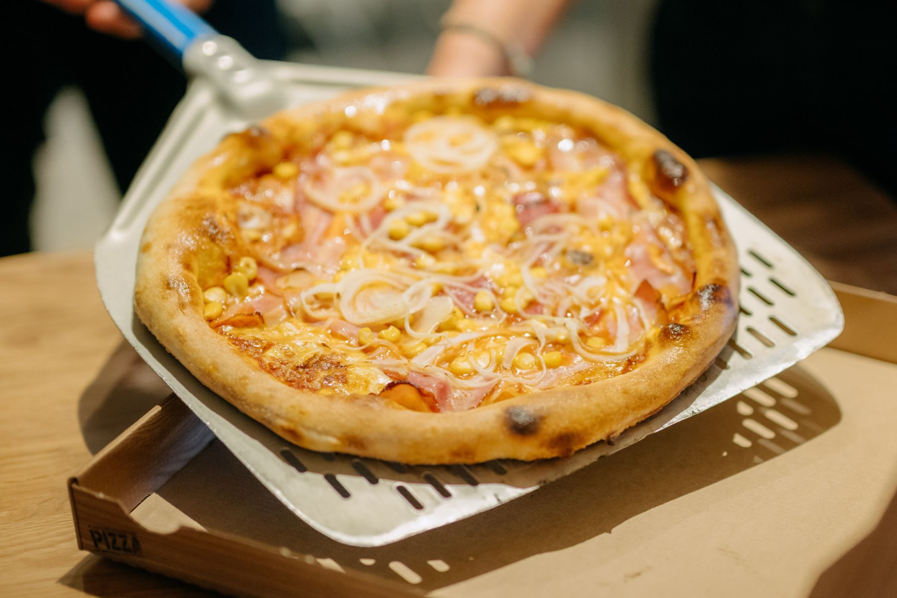 Frisch gebackene Pizza wird bei Giuseppe in Purbach für Taleaway vorbereitet.