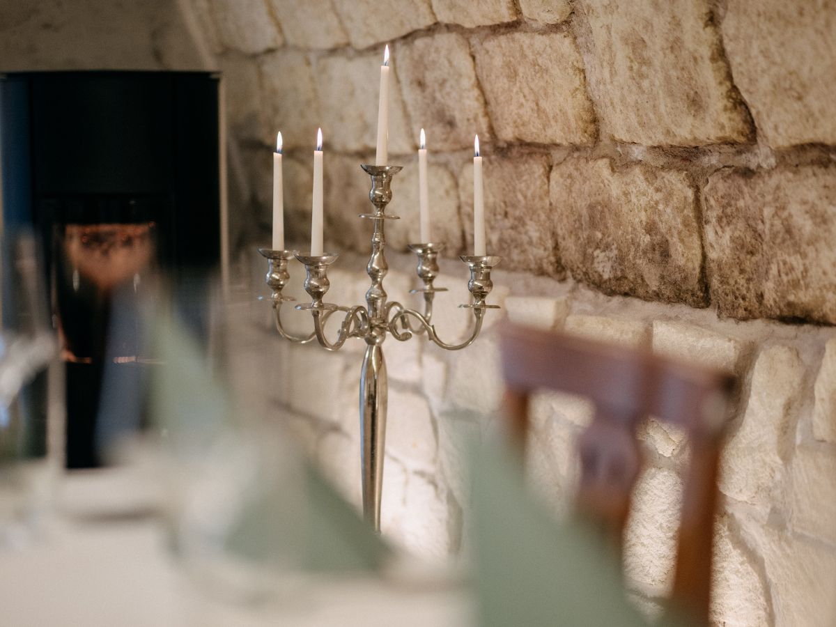Detailaufnahme mit Kerzenständer und Natursteinwand im K45
