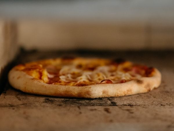 Pizza im Steinofen Pizza beim Backen im Ofen im Restaurant Giuseppe in Purbach