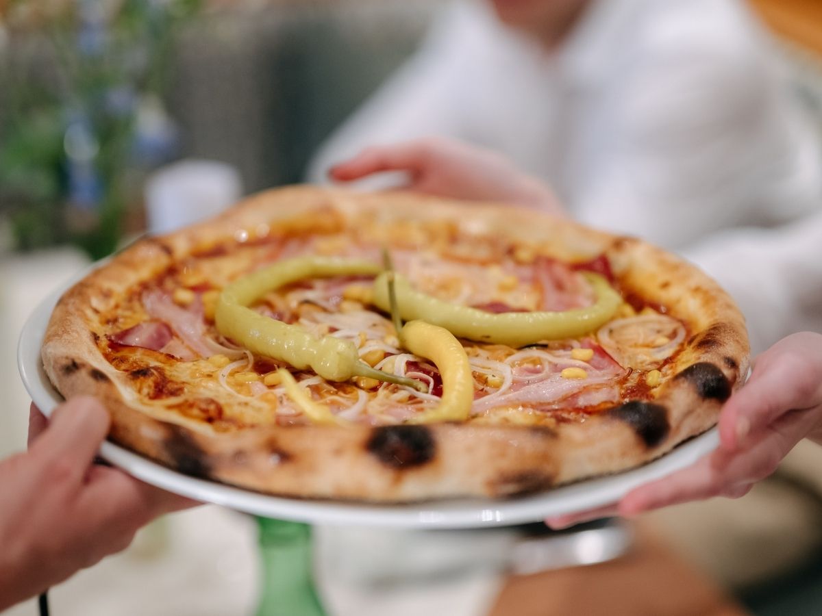 Frisch servierte Pizza bei Giuseppe Frisch servierte Pizza im Restaurant Giuseppe am Kellerplatz in Purbach